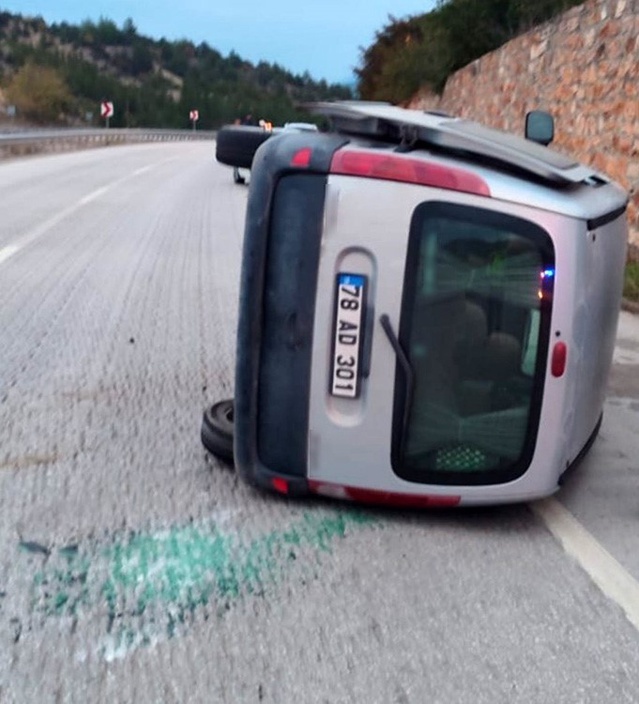 Karabük Eskipazar'da kontrolden çıkan otomobil devrildi, 1 kişi yaralandı