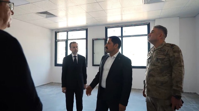 Payas'ta yapımı süren 200 yataklı öğrenci pansiyonu inşaatını Vali Masatlı inceledi
