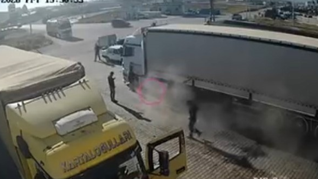 Tamir ettiği tırın altında patlama meydana geldi! O anlar kamerada