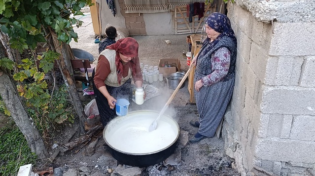 Yozgat Çekerek'te şişe tarhanası kurutulmadan şişelere konularak yıllarca saklanıyor