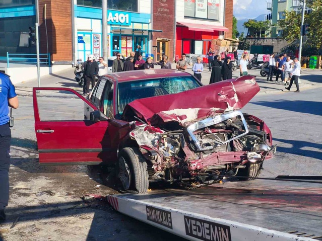 Denizli'de otomobil halk otobüsüne çarptı, sıkışan 2 yaralıyı itfaiye kurtardı