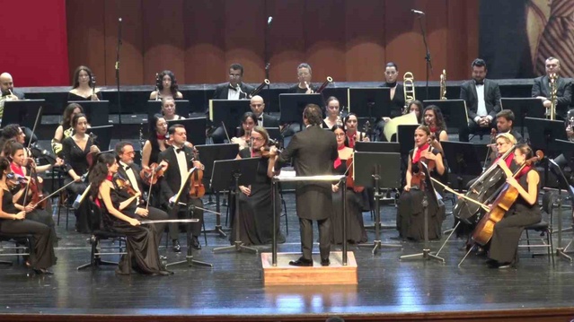 Bursa Bölge Devlet Senfoni Orkestrası'nın Cumhuriyet konseri İzmir Marşı ile bitti