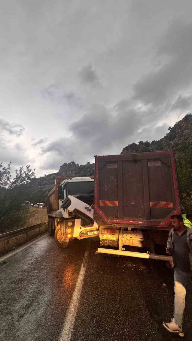 Adıyaman-Çelikhan yolunda iki kamyonun çarpışmasıyla 2 kişi yaralandı; kuyruk oluştu
