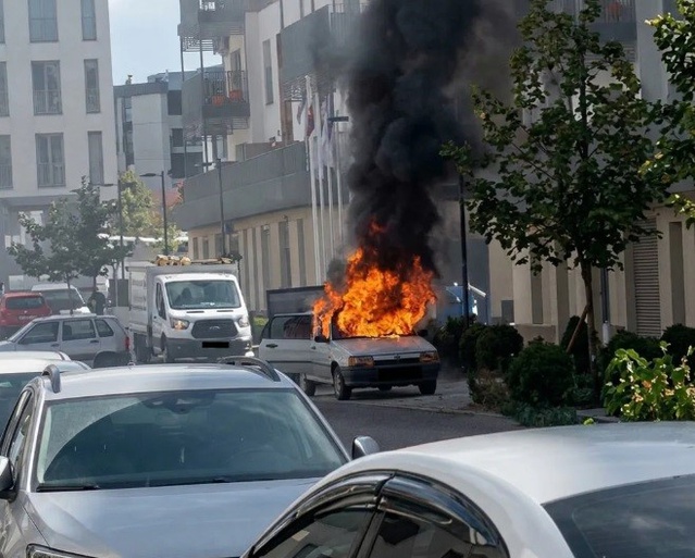 Kahramanmaraş Onikişubat'ta otomobilin motorunda çıkan yangın itfaiyece söndürüldü