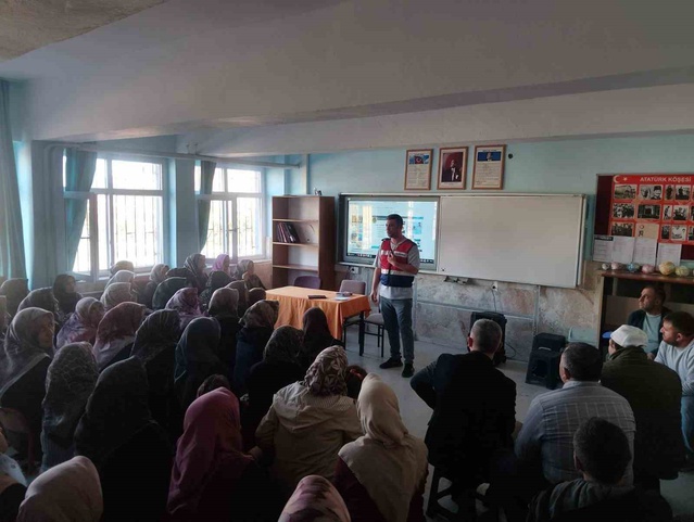 Afyonkarahisar ve İscehisar'da jandarma, 615 öğrenciye siber güvenlik eğitimi verdi