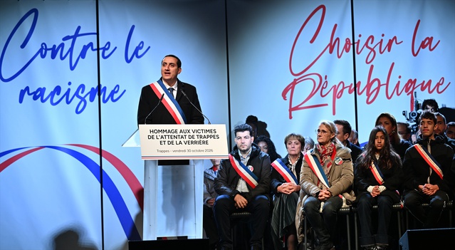 Trappes'te ırkçılık karşıtı gösteriye 15 bin kişi katıldı, Rabeh Le Pen klanını suçladı