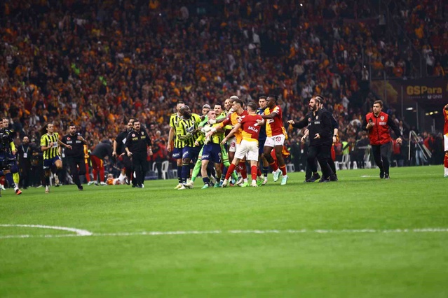 Derbide Galatasaray Fenerbahçe'yi 2-1 yenerken maç sonu futbolcular birbirine girdi