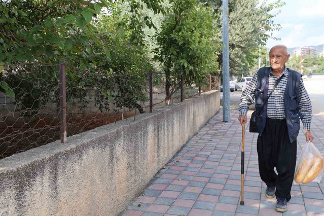Adana Kozan'da 86 yaşındaki Bayram Ersin, 15 yıldır çayına yaklaşık 8 km yürüyor