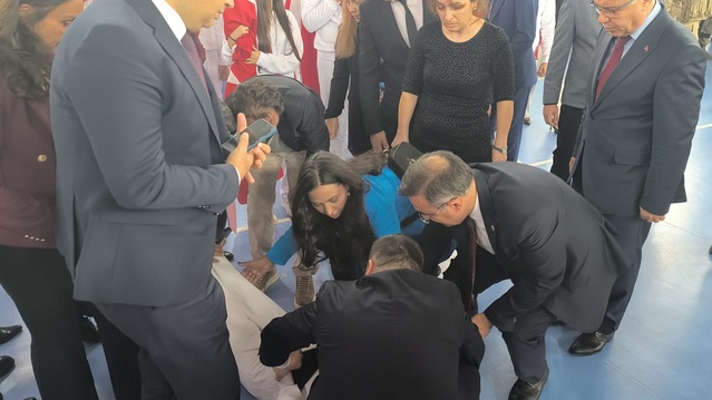 Afyonkarahisar'da AK Partili doktorlar fenalaşan kız öğrenciye ilk müdahaleyi yaptı