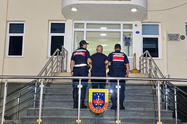 İzmir Dikili'de 11 suçtan 27 yıl 7 ay cezalı şahıs jandarma operasyonuyla yakalandı