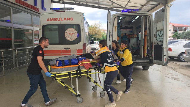 Adana Kozan'da hafif ticari araç ile otomobil çarpıştı, 1'i ağır 3 kişi yaralandı