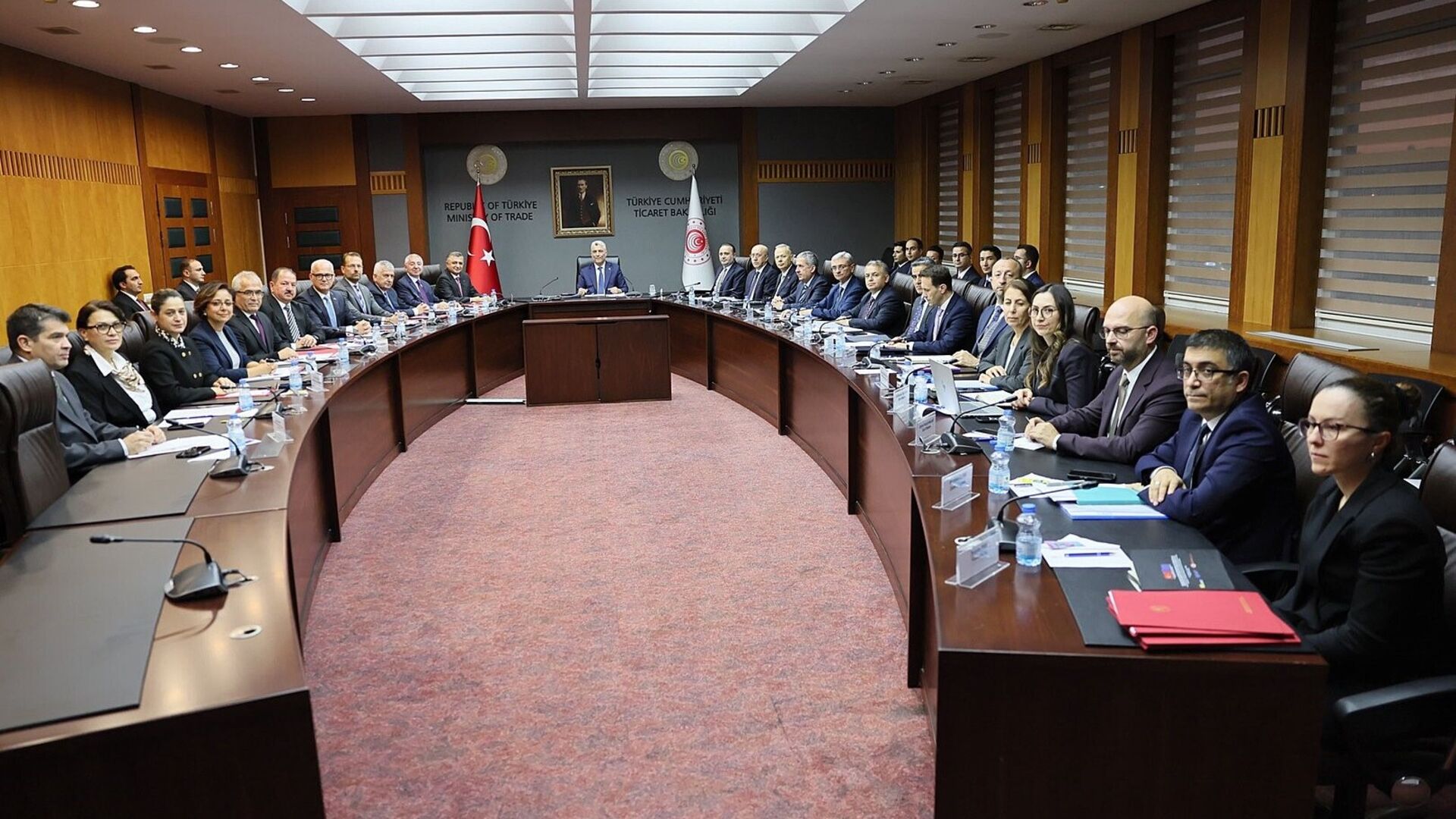 Bakan Bolat, otomotiv sektörü temsilcileriyle bir araya geldi
