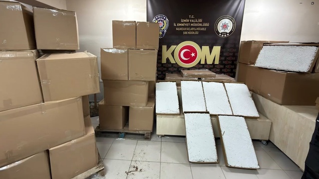 İzmir Bornova'da seyyar depo minibüste 1 milyon 100 bin dolu makaron ele geçirildi