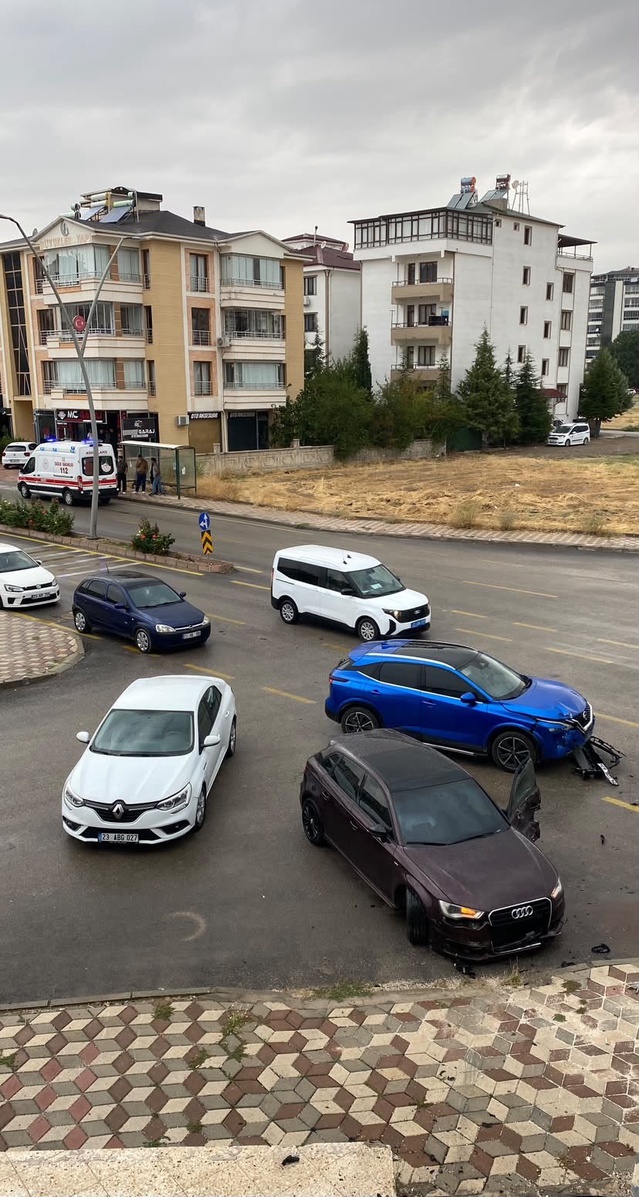 Elazığ'da iki otomobil çarpıştı, kazada 1 kişi yaralanarak hastaneye kaldırıldı
