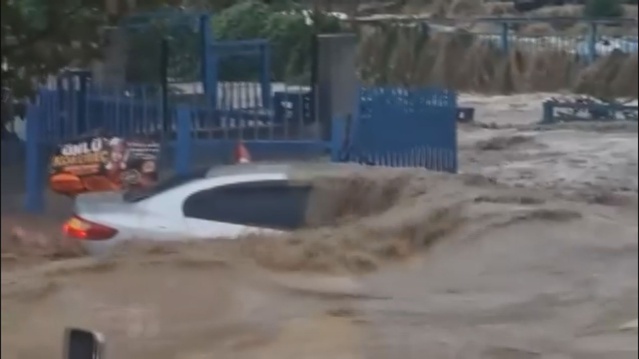 İstanbul'da sağanak Esenler ve Sarıyer'de bazı araçları su altında bıraktı