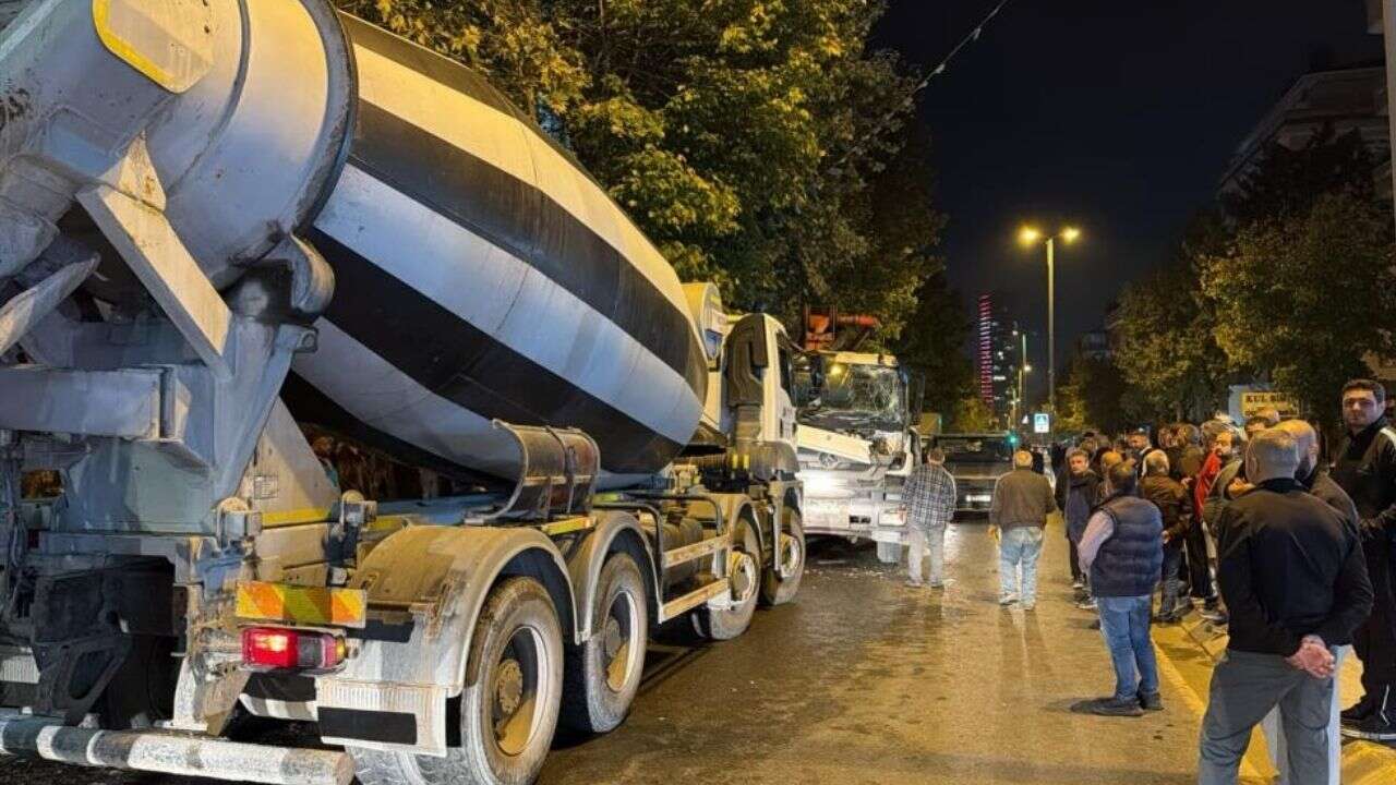 Beton pompası 7 aracı ezip geçti
