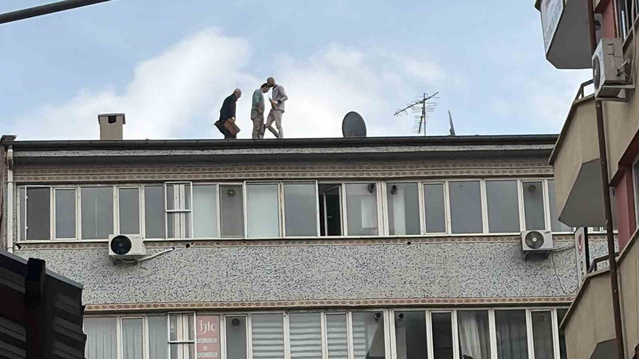 Elazığ'da bir binanın çatısında 3 kişi güvenlik önlemi almadan kiremit değiştirdi