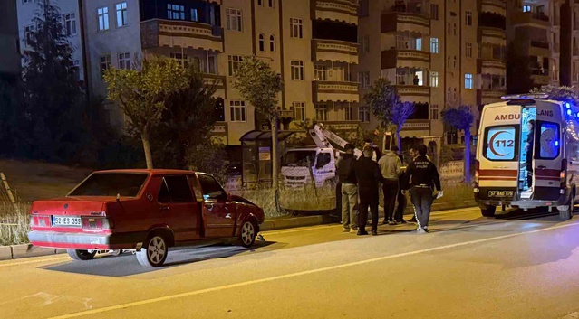 Sinop Boyabat'ta ağaca çarpan otomobilde yolcu olarak bulunan 1 kişi yaralandı