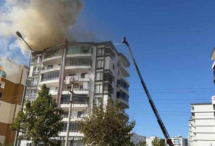 Diyarbakır’da 8 katlı binanın çatısında yangın: 7 kişi kurtarıldı