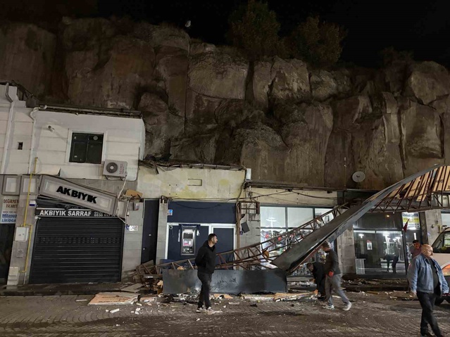 Kayseri İncesu'da otomobil 50 metreden dükkanların üzerine uçtu, sürücü yaralandı