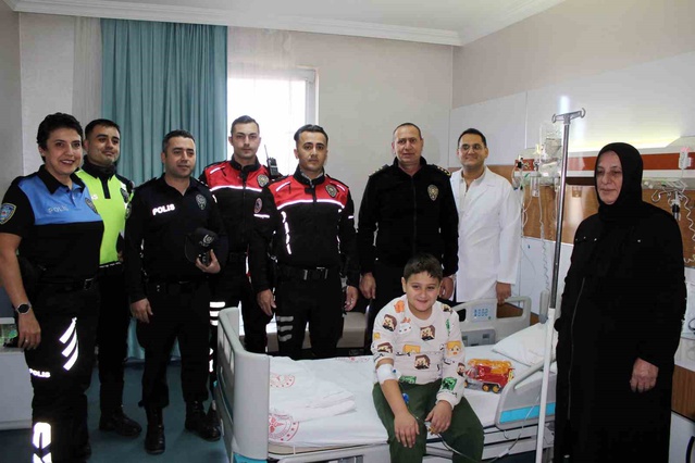 Gülümse Midyat projesinin 6'ncı etkinliğinde çocuk hastalara hediye verildi