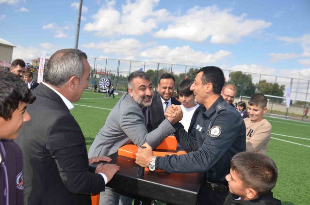 Muş Bulanık'ta Geleneksel Spor Şenliği'nde öğrenciler birçok branşta yarıştı