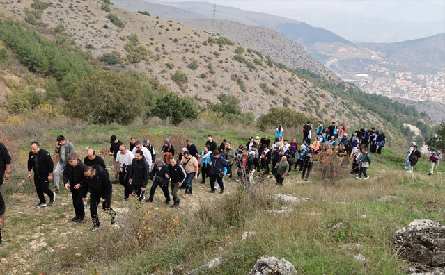Amasya'da Cumhuriyet'in 103. yılı 900 rakımlı Paraşüt Tepesi'nde yürüyüşle kutlandı