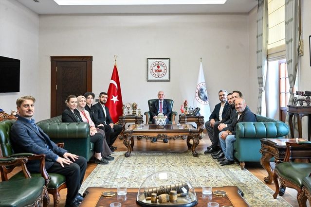 Yeşilay Kırklareli Şubesinin yeni yönetimi Vali Uğur Turan'ı makamında ziyaret etti