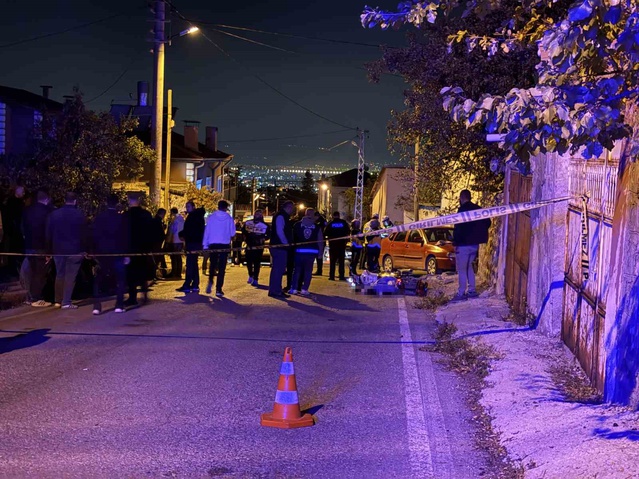 Kayseri Melikgazi'de otomobil duvara çarptı, 17 yaşındaki motosikletli çocuk öldü