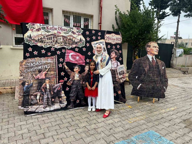 Hatay Kumlu'da Atatürk maketini yağmurdan koruyan kızın davranışı beğeni topladı