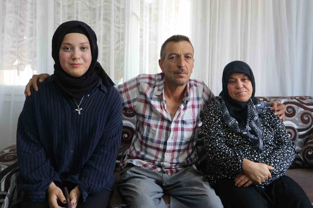 Adana'da 16 yaşındaki Buse Parlak tükürük bezi kanserini yenerek okuluna döndü