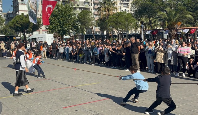 Karabağlar'da aileler ve çocuklar akıl ve zeka oyunları şenliğinde bir araya geldi