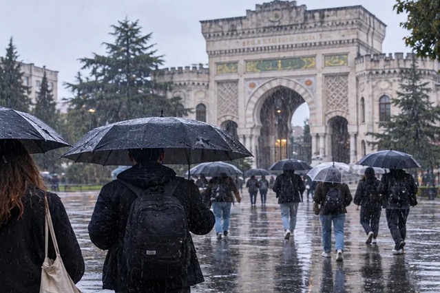 İstanbul'da 24 üniversitede yüz yüze eğitime 1 gün daha ara verildi