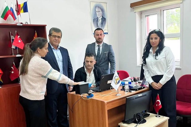 Uluslararası öğrenciler ikamet izni için parmak izi Göç İdaresi'ne gitmeden verdi