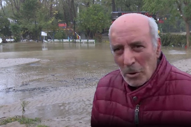 İstanbul'daki selde mucize kurtuluş! Araçtan atlayıp ağaçlara tutundu