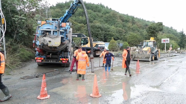 İstanbul Eyüpsultan'da sel ve su baskını sonrası belediye ekipleri temizlik başlattı