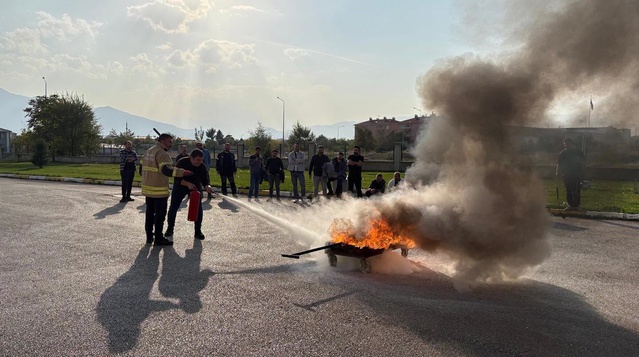 Erzincan İtfaiyesi Devlet Demiryolları personeline uygulamalı yangın eğitimi verdi