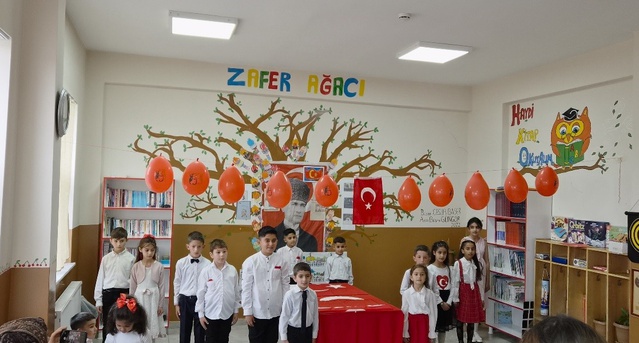 Kars Boğazköyü İlkokulu'nda minikler 103'üncü yıla 10 kıtalık marşla hazırlandı