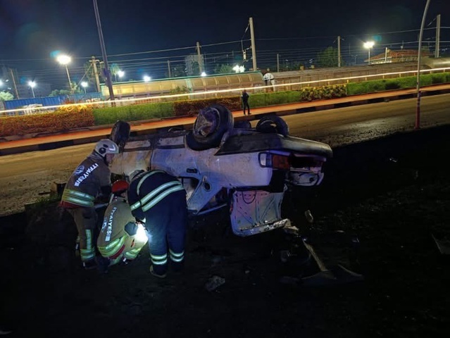 Hatay İskenderun'da ters dönen otomobilde yaralanan 3 kişi HBB ekiplerince kurtarıldı