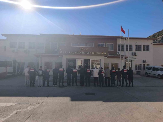 Kuşadası'nda jandarma, çeşitli suçlardan aranan 11 hükümlüyü cezaevine gönderdi