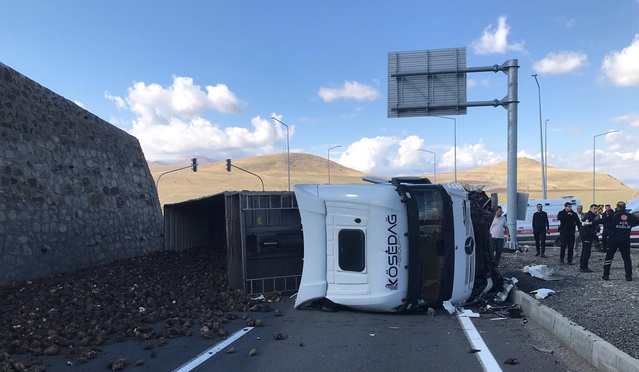 Ağrı Hamur'da pancar yüklü TIR ile çarpışan otomobildeki 4 kişi hayatını kaybetti