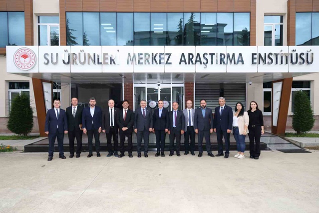 Trabzon Büyükşehir Başkanı Genç, Su Ürünleri Enstitüsü'nü ziyaret edip övdü
