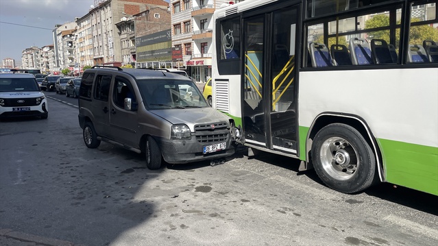 Kayseri'de akrabasını bacağından bıçaklayan zanlı kaçarken otobüse çarparak yakalandı