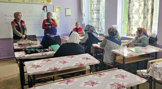 Afyonkarahisar Çıkrık'ta kadın çiftçilere süt hijyeni ve tarım sigortası anlatıldı