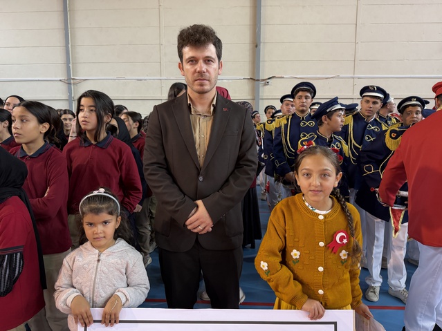 Geçen yıl tek başına kutladığı Cumhuriyet Bayramı’nı bu kez arkadaşlarıyla kutladı