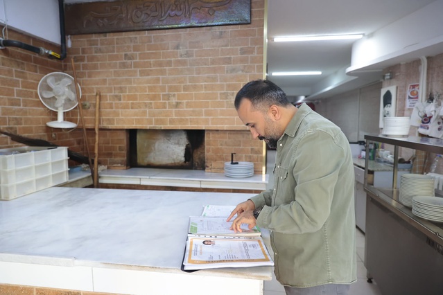 İzmir Konak'ta belediye fırın, restoran ve hamamların bacalarını denetliyor