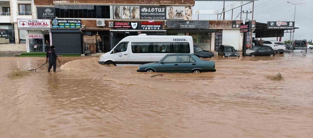 Mersin Silifke'de sağanak sele dönüştü, hastane yolu ulaşıma kapandı