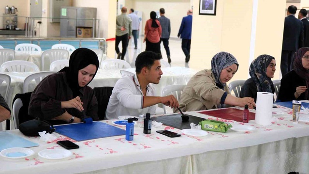 Balıkesir Üniversitesi'nde Sanatla Gazze'ye Umut Kuşları temalı hat boyama yapıldı