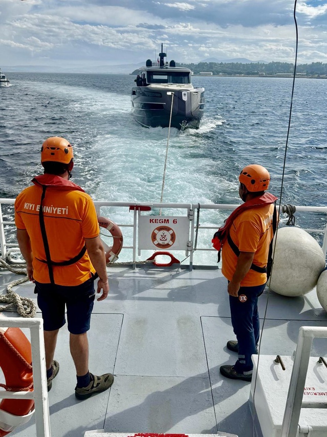 Çanakkale'de makine arızasıyla sürüklenen teknedeki 2 kişi Eceabat'ta emniyete alındı