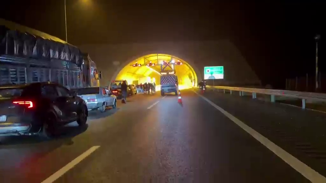 Kocaeli'de tünelde yanan TIR'daki yangın söndürüldü, kimyasal madde çıkmadı